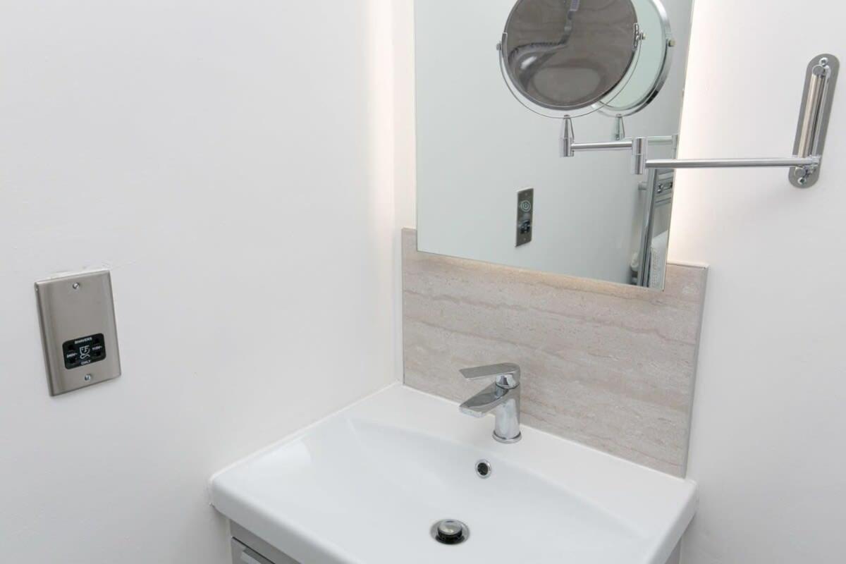 Stunning 2 Bedroom Apartment In Wallasey Dış mekan fotoğraf